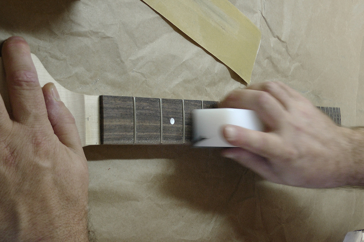 Costruire chitarra elettrica beveling tasti