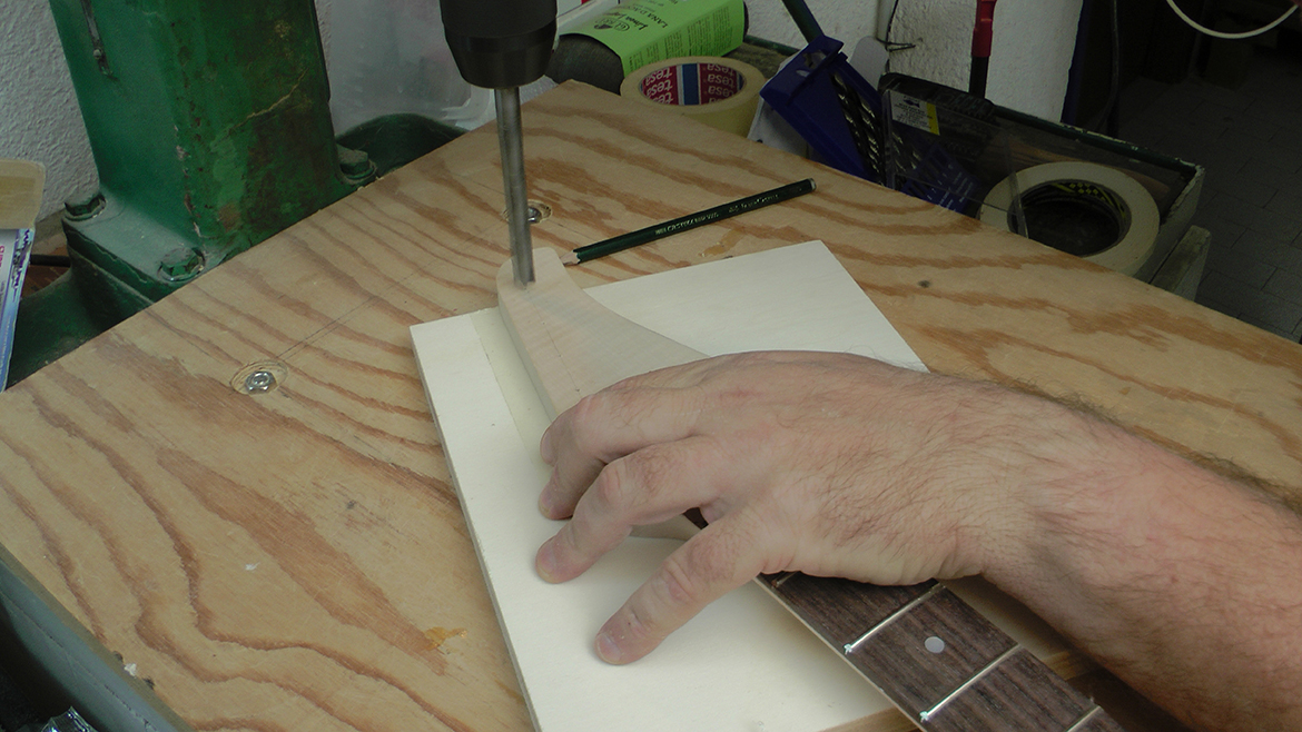 Costruire chitarra elettrica foratura buchi meccaniche