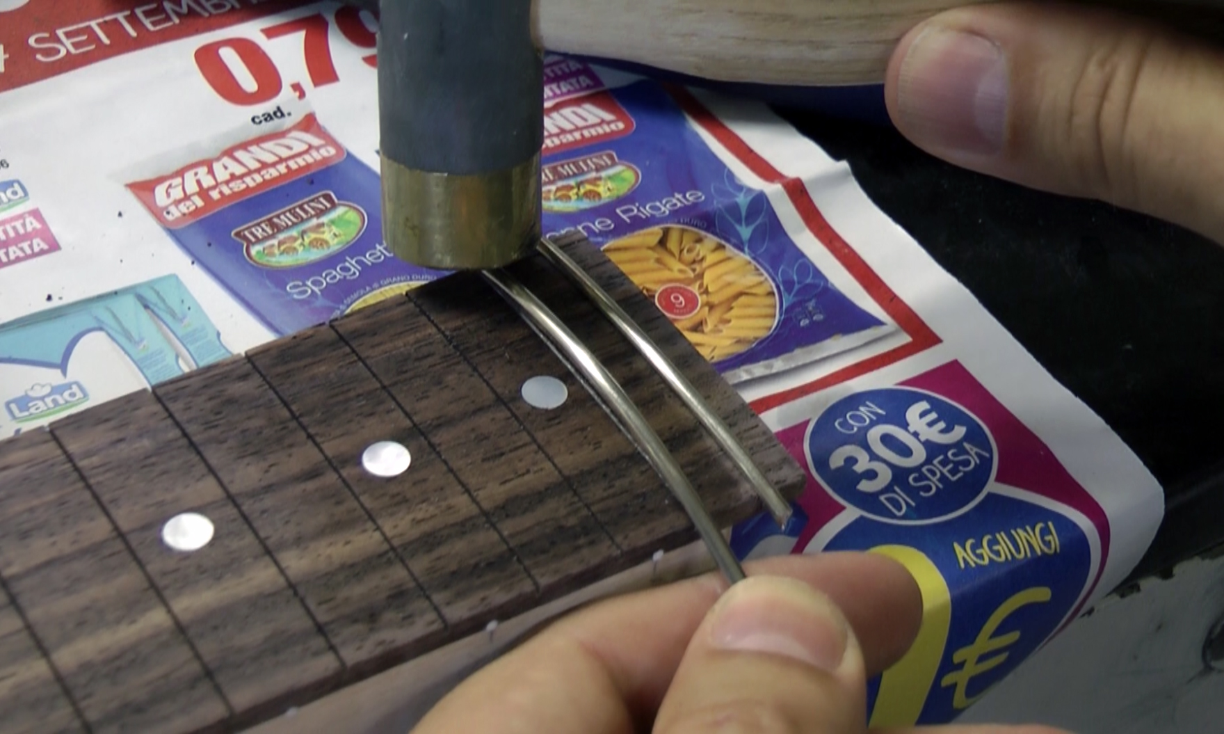 Costruire chitarra elettrica inserimento tasti